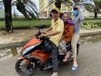 Bão tan, người dân Hội An đi sơ tán trở về: 