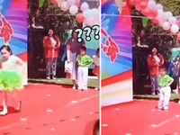 Bé trai catwalk phong cách robot làm khán giả bật cười