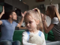 Chồng đòi tiền trông con vì vợ đi coi phim với... anh hàng xóm