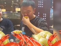 7 người đi ăn buffet 