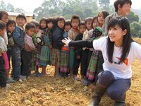 Châu Huệ Mẫn với trẻ em nghèo vùng cao
