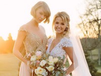 Ngắm trang phục phụ dâu của các sao Taylor Swift, Paris Hilton...