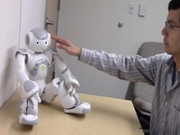 ​Chạm vào robot cảm xúc  ra sao?
