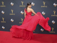 Sao nữ khoe váy áo rực rỡ ở thảm đỏ Emmy 2016