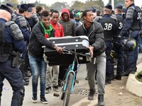 Đã di dời hơn 2.300 di dân khỏi 'Rừng Calais'