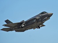 Ông Trump đòi cắt giảm chi phí chương trình chiến đấu cơ F-35