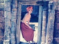 Đi nước ngoài, mặc sexy nơi tôn nghiêm coi chừng bị phạt