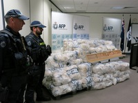 Úc bắt giữ mẻ ma túy đá khổng lồ