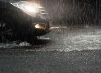 Cố lái xe qua vùng nước ngập sau mưa bão sẽ như thế nào?