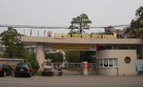 Một học sinh Hà Nội ngã từ trên cao xuống sân trường, đang nguy kịch Một học sinh Hà Nội ngã từ trên cao xuống sân trường, đang nguy kịch