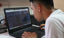 Chứng khoán lại bốc hơi gần 40.000 tỉ, cổ phiếu ngân hàng giảm mạnh Chứng khoán lại bốc hơi gần 40.000 tỉ, cổ phiếu ngân hàng giảm mạnh