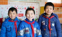 Ngôi làng chỉ còn 3 trẻ em chơi với nhau