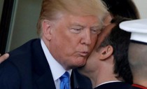Ông Trump bất ngờ với nụ hôn kiểu Pháp