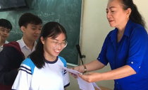 Cô giáo ở TP.HCM lại gây sốt với video thưởng tiền học sinh điểm cao Cô giáo ở TP.HCM lại gây sốt với video thưởng tiền học sinh điểm cao