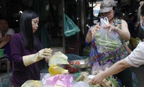 Sao lại buộc người buôn bán nhỏ phải ngồi chỗ riêng trong chợ? Sao lại buộc người buôn bán nhỏ phải ngồi chỗ riêng trong chợ?