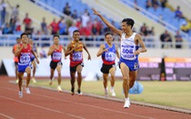 'Vô đối' ở nội dung 5.000m, Nguyễn Văn Lai vừa về đích vừa thoải mái... chào khán giả