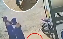Nhân viên cây xăng lo 'đi đường quyền' đánh rơi cọc tiền, bị người đàn ông manh động 'tiện tay' lấy mất