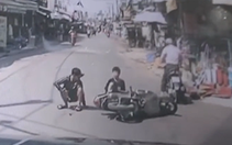 Thanh niên chạy bộ sang đường, húc ngã người đi xe máy