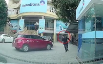 Bảo vệ nhanh chân thoát thân trước ôtô mất lái tông vào bãi giữ xe