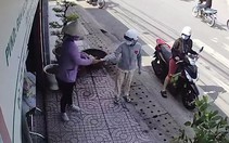 Cô gái nhặt tiền rơi trả lại người phụ nữ