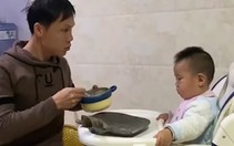 Bố dùng tuyệt chiêu để trị con trai biếng ăn