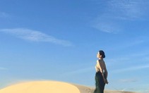 Lương Thùy Linh đi giày cao gót, phơi nắng giữa đồi cát