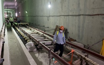 Video: Lắp đặt những đoạn đường ray cuối cùng tuyến metro Bến Thành - Suối Tiên