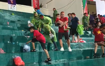 Video: Hình ảnh đẹp, cổ động viên đội mưa dọn rác ở sân Việt Trì sau trận U23 Việt Nam - U23 Myanmar