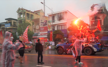 Video: Khán giả đội mưa đến sân Việt Trì 'tiếp lửa' cho U23 Việt Nam - U23 Timor Leste