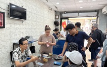 Giá USD 'chợ đen' vọt lên, 'người ngoài cười nụ, người trong khóc thầm'