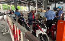 Hàng xe dồn ứ vì khách gửi xe không chuẩn bị tiền lẻ, lỗi tại ai?