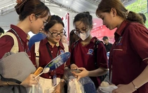 Sinh viên ngành truyền thông thích thú tác nghiệp tại Lễ hội Không tiền mặt