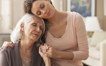 Mẹ mắc Alzheimer, con có nguy cơ bị di truyền