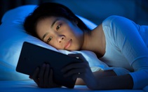 Ánh sáng xanh từ điện thoại tác động xấu đến làn da