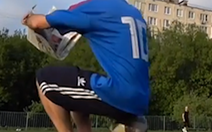 Cầu thủ dùng mông bắt gọn bóng trong một nốt nhạc