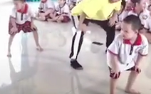 Hai bé trai nhảy breakdance cực sung cùng thầy hướng dẫn