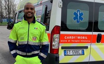 Cầu thủ rugby lái xe cấp cứu chở bệnh nhân COVID-19 13 tiếng/ngày
