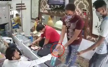 3 thanh niên tuân thủ rửa tay phòng COVID-19 trước khi rút súng cướp tiệm vàng