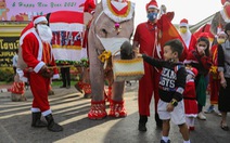 Ông già Noel cưỡi voi phát khẩu trang cho trẻ em Thái Lan