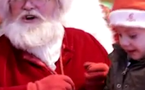 Ông già Noel giúp cô bé khiếm thính có được niềm vui