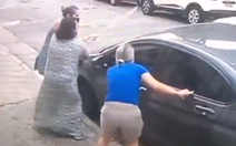 Ba người phụ nữ bất lực khi bị cướp ôtô trước cửa nhà