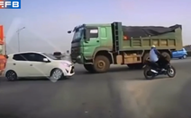 Tài xế ôtô quyết không nhường đường xe tải đi ngược đời ở bùng binh
