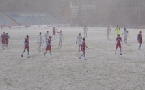 Trận đấu đầu tiên của bóng đá Anh bị hoãn do mưa tuyết