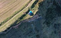 Quá liều lĩnh: Gia đình trẻ cắm trại chênh vênh bên vách núi