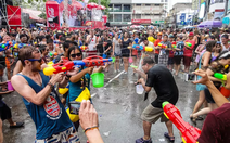 Ô là la, lễ hội Songkran vẫn được tổ chức giữa đại dịch COVID-19!