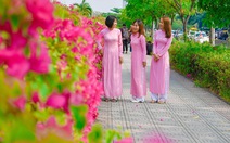 Con đường hoa giấy nổi tiếng ở Sài Gòn thu hút bạn trẻ check-in
