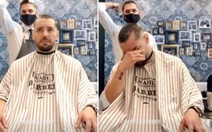 Anh thợ cắt tóc bất ngờ tự cạo đầu khiến vị khách bật khóc