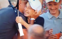Cậu bé nhảy cẫng vì sung sướng khi được Djokovic tặng vợt