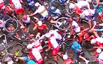 Muốn được lên TV, fan nữ làm té cả đoàn xe Tour de France