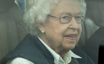 Nữ hoàng Anh tự lái xe đi xem đua ngựa ở tuổi 95
